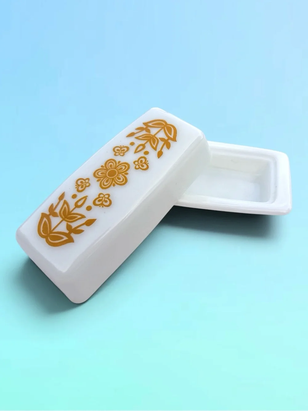 Pyrex vintage milk